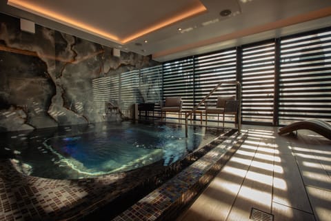 Indoor spa tub