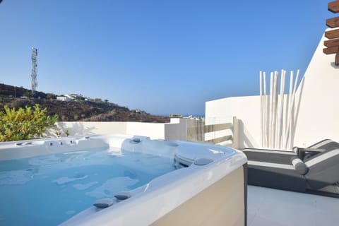 Rooftop jacuzzi with sunbathing area