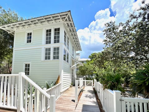 WRINKLE IN TIME SEASIDE PROPER GUEST COTTAGE, SLEEPS 3