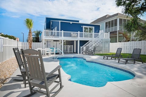 Private Pool / Exterior - Back