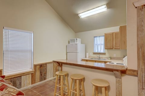Breakfast bar. Full kitchen