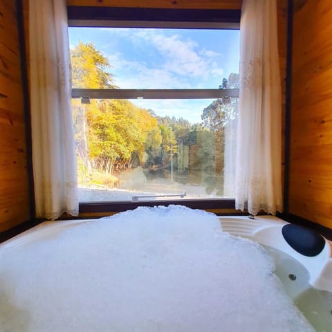 Honeymoon Cabin | Private spa tub