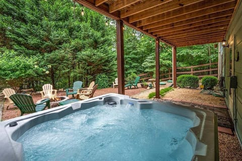 Hot Tub, Fire Pit, Fenced in Yard