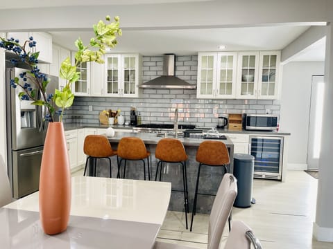 Beautiful fully stocked kitchen 