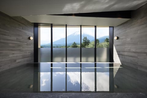 Couples treatment rooms, sauna, hot tub, steam room, hot springs