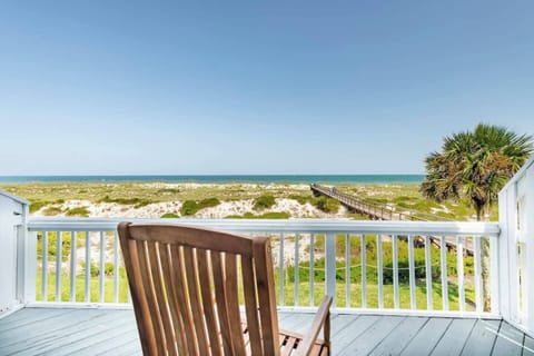 Experience breathtaking oceanscapes from the master bedroom balcony.