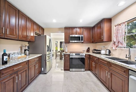 Fully equipped kitchen with high quality granite countertops.