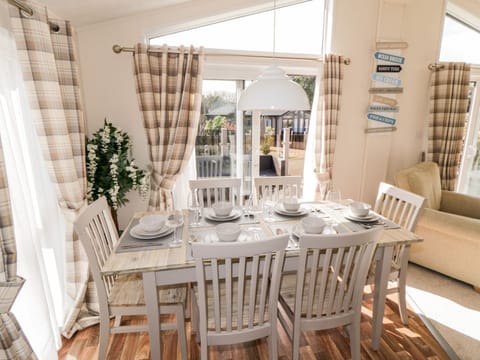 Cottage | Private kitchen | Fridge, dishwasher, electric kettle, toaster