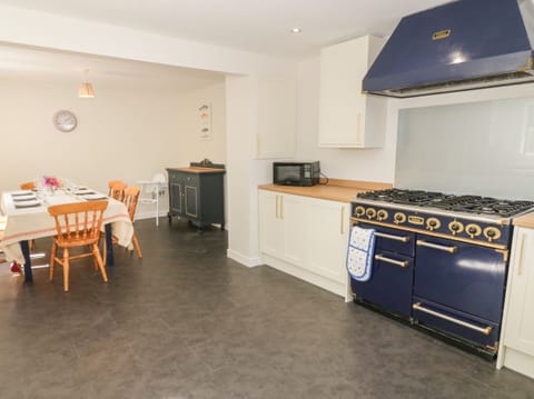 Cottage | Private kitchen | Fridge, dishwasher, electric kettle, toaster