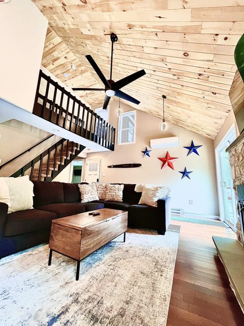 High ceilings, gas fireplace w 55" smart tv and lots of natural light 