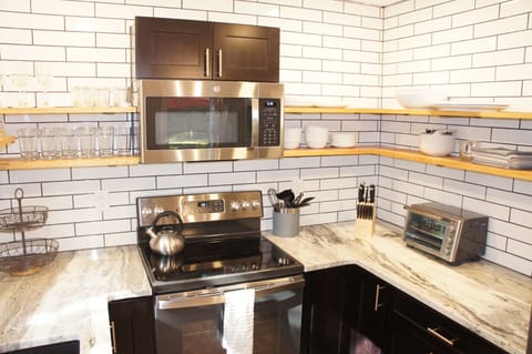 Well apponted kitchen with stainless appliances, everything is here and ready!