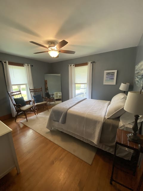 Guest Bedroom
Queen Bed