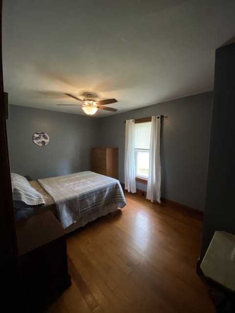 Guest Bedroom
Full Bed