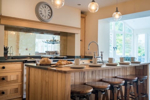 Cottage | Private kitchen | Fridge, dishwasher, electric kettle, toaster