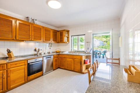 House, 3 Bedrooms, Patio, Mountain View | Private kitchen | Fridge, microwave, oven, stovetop