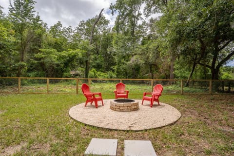 S'mores at the fire pit or burgers on the gas grill, you pick! 6 seater table