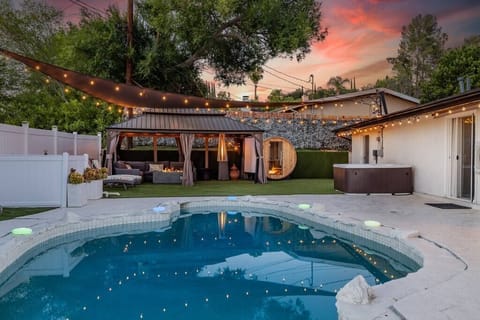 Hot tub, Sauna, Heated Pool, Fire table, and Fire heater, outdoor super comfy sofa for 10+ ppl.