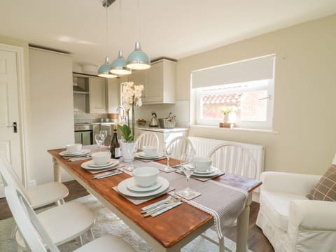 Cottage | Private kitchen | Fridge, dishwasher, electric kettle, toaster