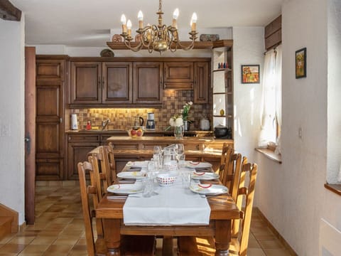 Furniture, Interior Design, Wood, Flooring, Table, Cabinetry, Kitchen & Dining Room Table, Ceiling, Dining Room, Room