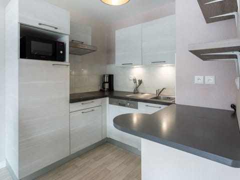 Cabinetry, Countertop, Kitchen Sink, Sink, Property, Tap, Kitchen Stove, Kitchen Appliance, Home Appliance, Kitchen