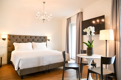 Junior Studio Suite | Hypo-allergenic bedding, in-room safe, desk, blackout drapes