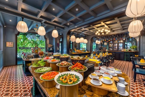 Free buffet breakfast on weekdays