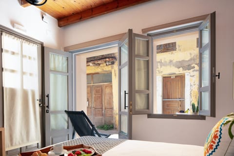 Comfort Studio Suite | Premium bedding, in-room safe, laptop workspace, blackout drapes
