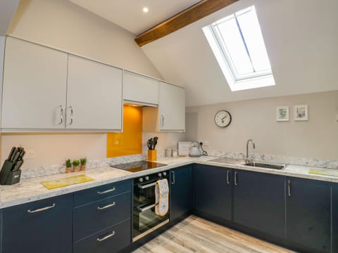 Cottage | Private kitchen | Fridge, dishwasher, electric kettle, toaster