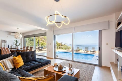 Unveiling the art of lavish living: this living room is a masterpiece of opulent design