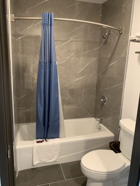 King Room | Bathroom | Bathtub, free toiletries, towels