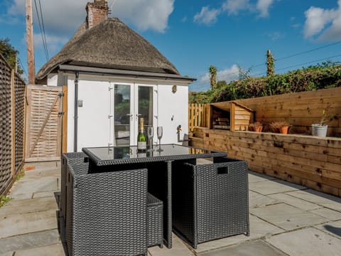 Sitting out area | Eton Cottage, Farnham