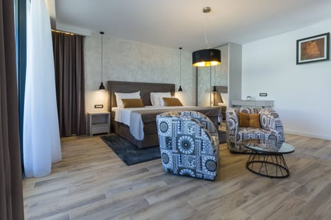 Deluxe Double Room | Minibar, in-room safe, desk, laptop workspace