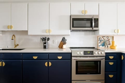 Cook up island vibes in this chic Maui kitchen—bright, bold, and ready for sunset dinners or lazy breakfasts. Luxe style meets total comfort. 🌴✨