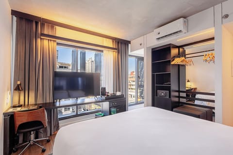 Executive Room, 1 Queen Bed | Minibar, in-room safe, desk, soundproofing