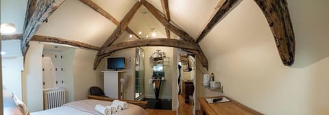 Deluxe Double Room, 1 Double Bed, Ensuite | In-room safe, laptop workspace, iron/ironing board (on request)