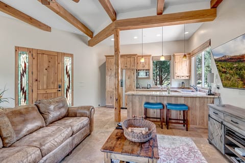 Casita Living Room with 70" Smart TV, Gas Fireplace and Fully Equipped Kitchen