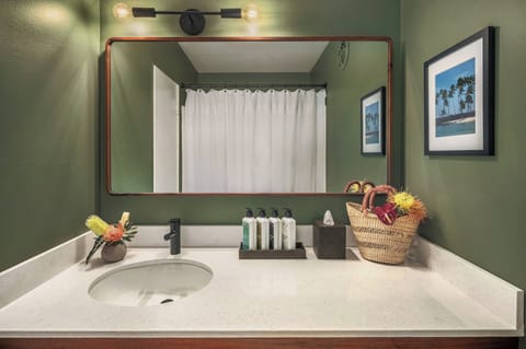 Egyptian cotton sheets, premium bedding, in-room safe, desk