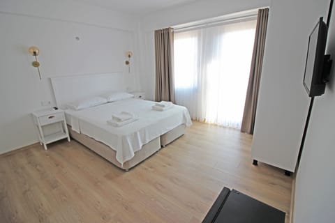 Deluxe Room, Balcony, Garden View | Premium bedding, minibar, free WiFi, bed sheets