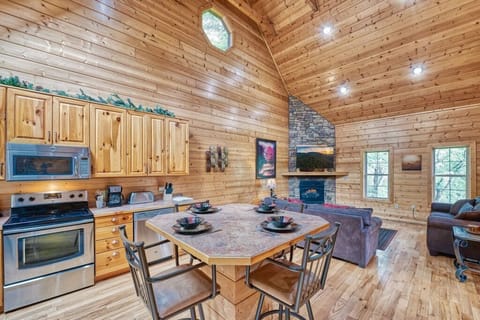 Luxury Lookout's kitchen and dining area