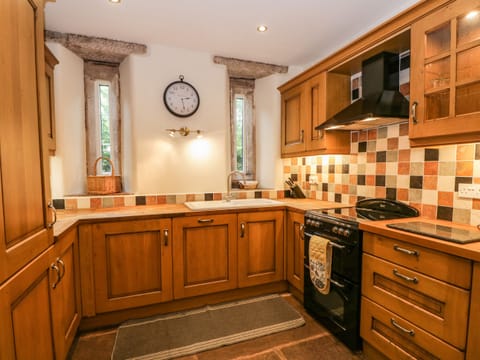 Cottage | Private kitchen | Fridge, dishwasher, electric kettle, toaster