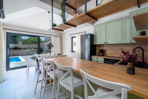 Fully equipped kitchen with all the amenities you need (microwave oven, a toaster, a kettle, a Nesspresso and a filter coffee maker...)