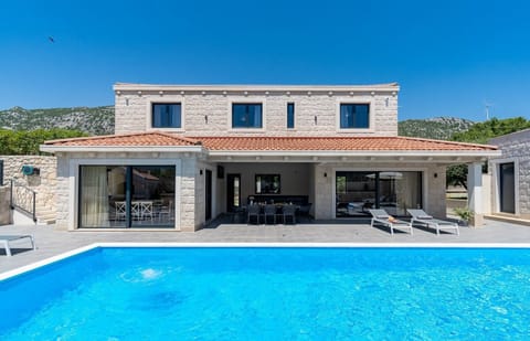 Villa Neven is an immaculate traditional and modern property that offers a heated 44m2 private pool with geyser and no-Chlorine system
