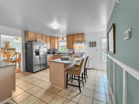 Full size kitchen with brand new fridge