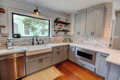 Brewing your morning coffee in this gorgeous kitchen is an experience within itself.