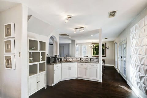 From the kitchen you see the wet bar and dining area