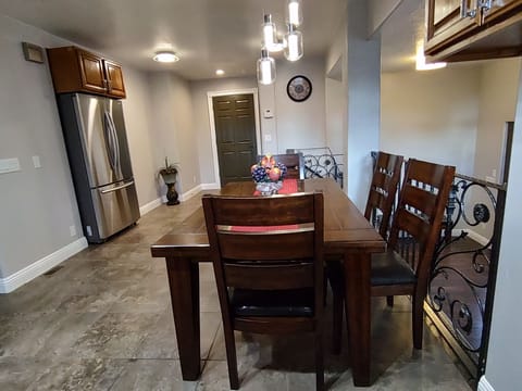 Kitchen & dining area