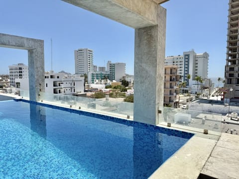 vista de la piscina a la ciudad