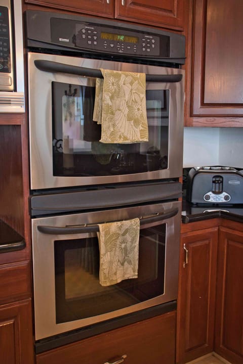 Twin ovens for those who'll be enjoying family meals, fully stocked kitchen!