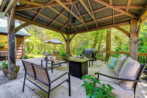 Merlin Vacation Rental | 2BR | 2BA | Stairs Required | 1,500 Sq Ft