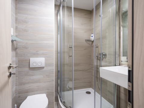 Family Studio Suite | Bathroom | Rainfall showerhead, hair dryer, towels